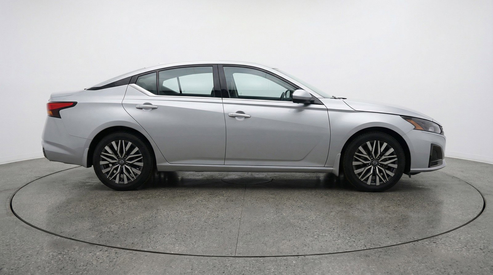 Used 2025 Nissan Altima 2.5 SV image 11