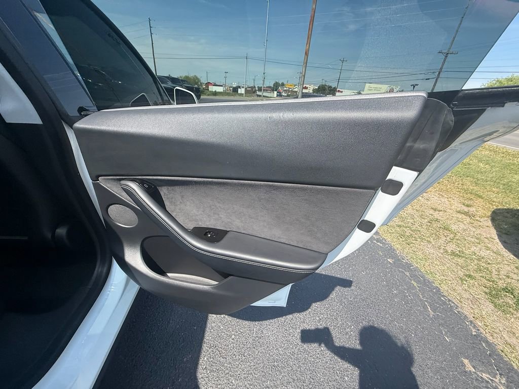 Used 2021 Tesla Model Y Long Range image 14