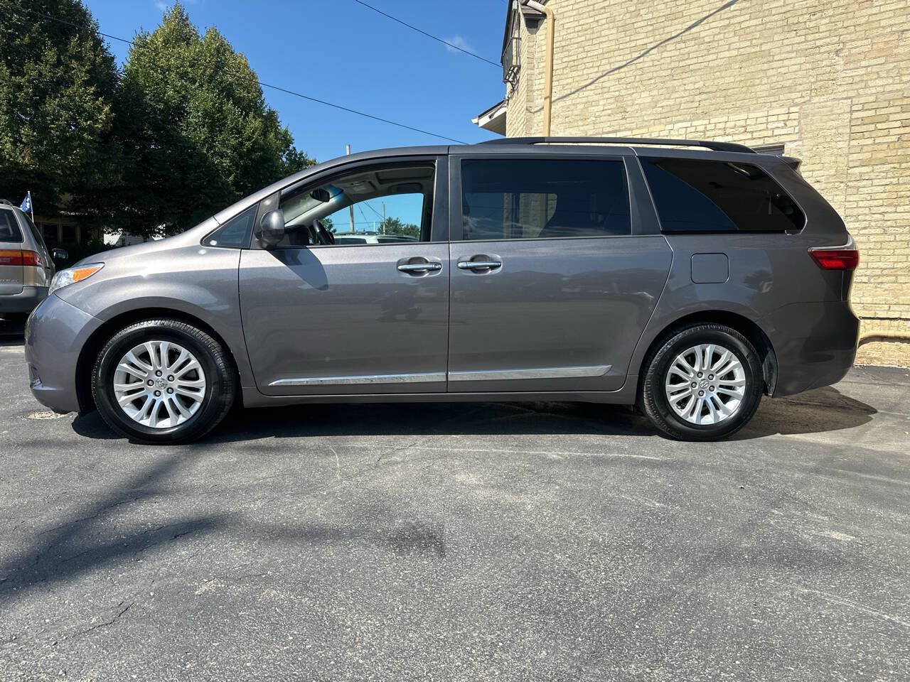 Used 2017 Toyota Sienna XLE w/ XLE Navigation Package FWD image 2