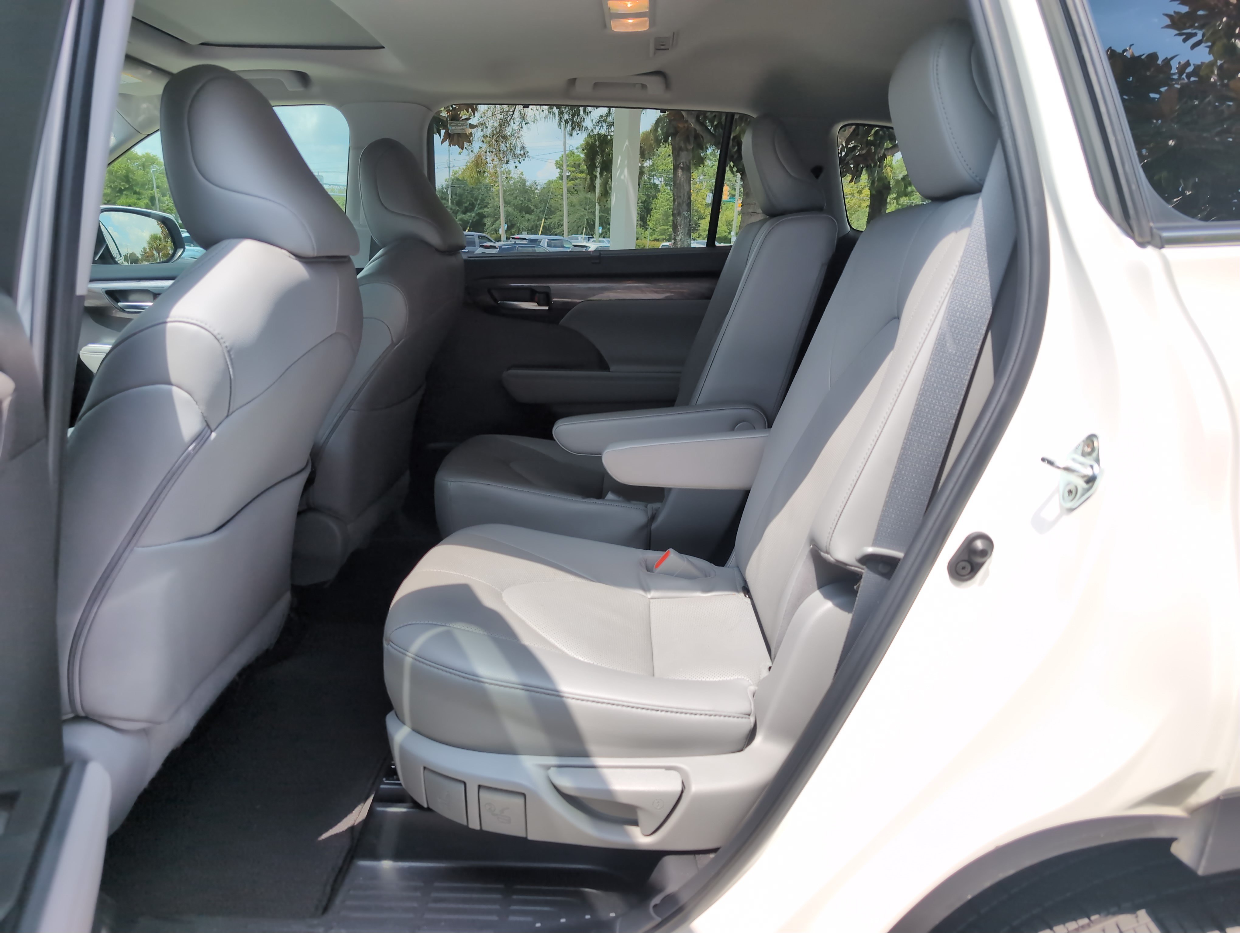 Used 2023 Toyota Highlander Limited FWD image 31