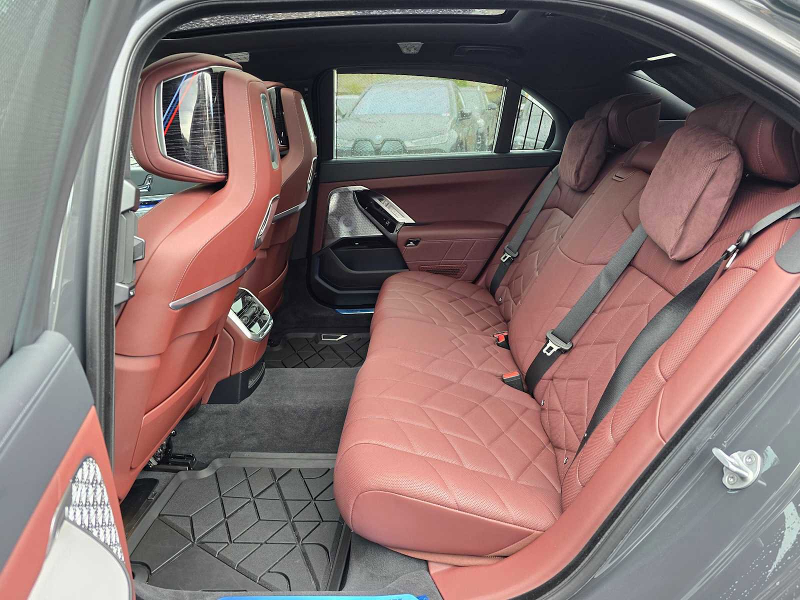 Used 2025 BMW 750e xDrive w/ Executive Package AWD/4WD image 16