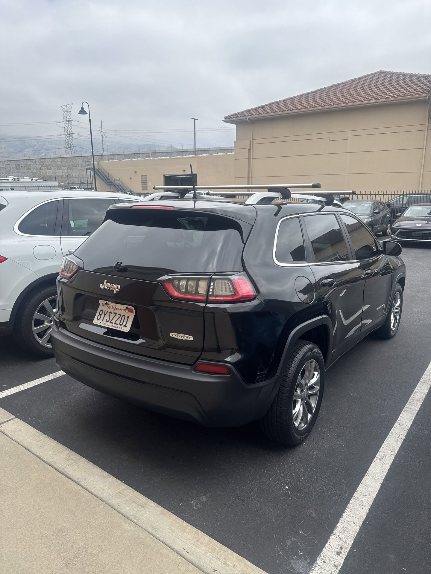 Used 2019 Jeep Cherokee Latitude w/ Popular Appearance Group FWD image 3