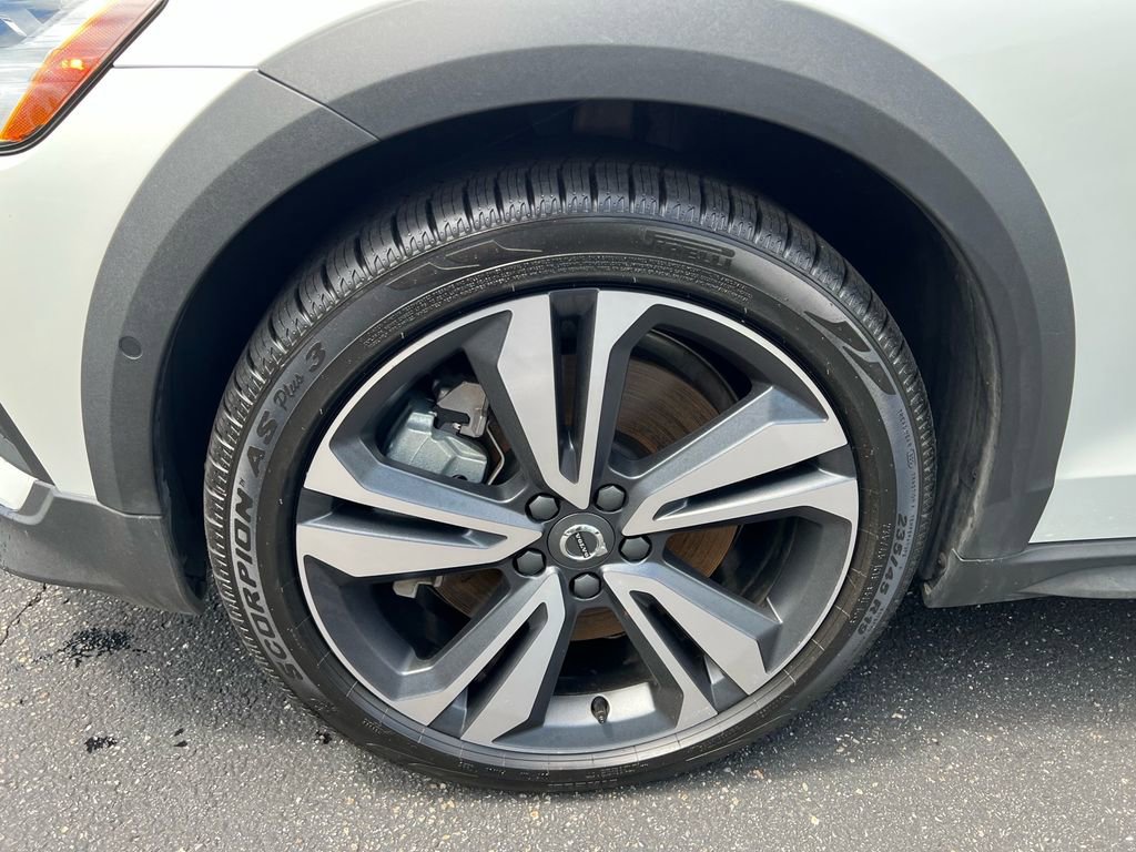 Certified 2025 Volvo V60 B5 Cross Country Plus AWD/4WD image 9