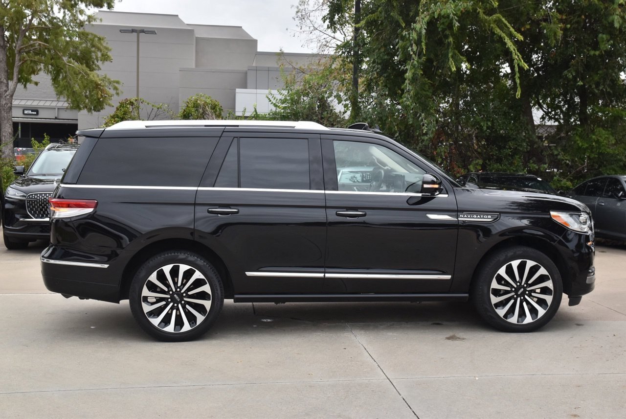 Used 2024 Lincoln Navigator Reserve AWD/4WD image 6