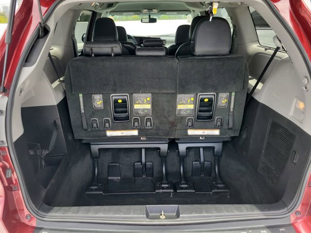 Used 2017 Toyota Sienna SE FWD image 12
