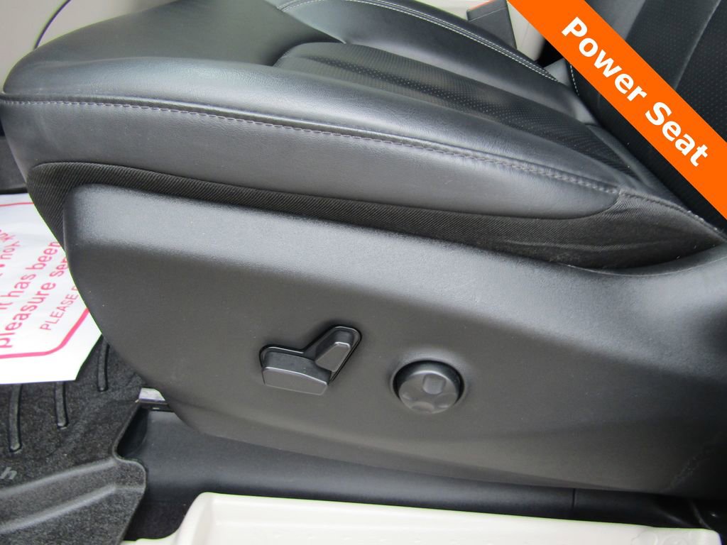 Used 2023 Chrysler Pacifica Touring-L image 7