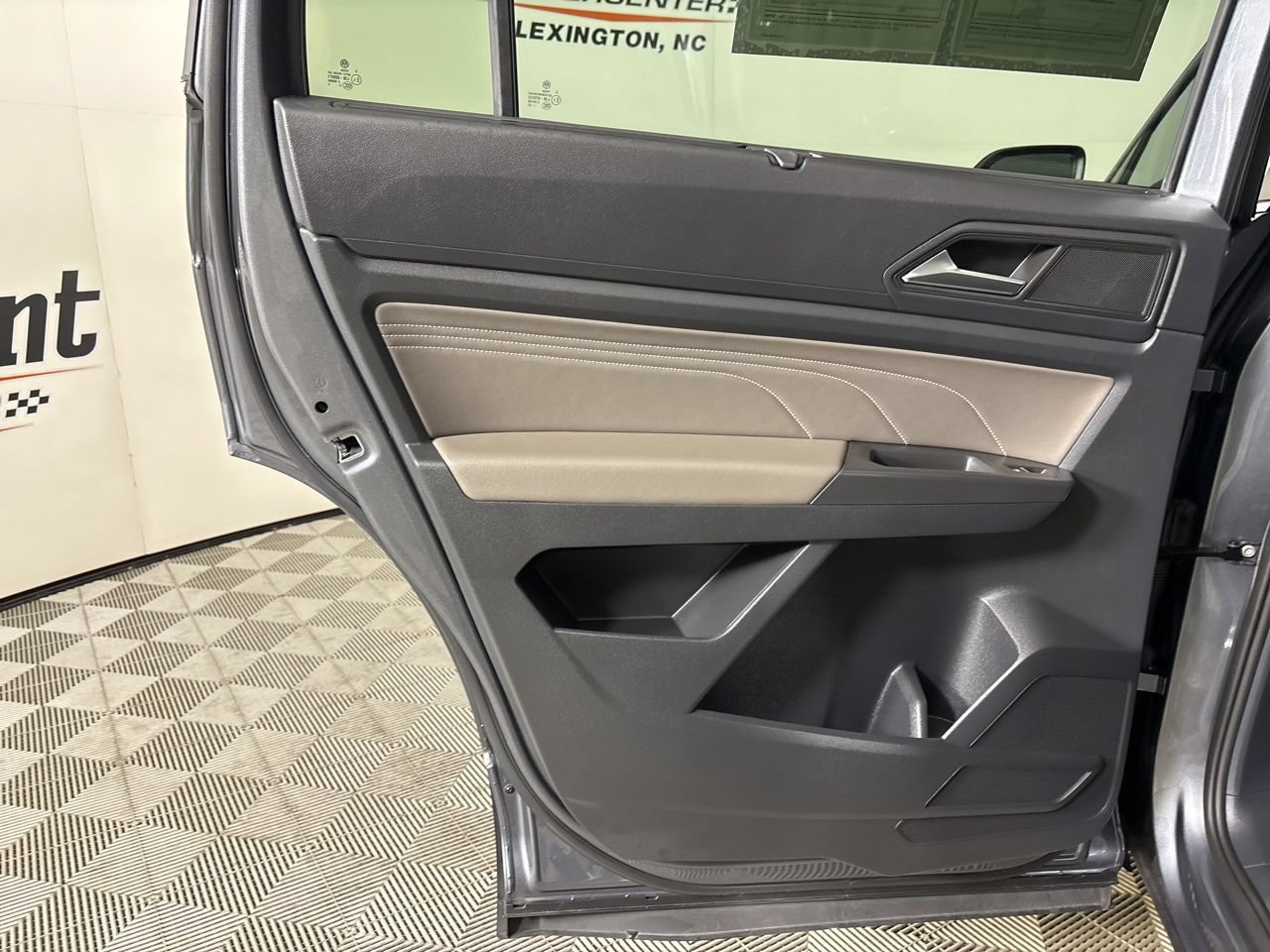 Used 2023 Volkswagen Atlas SE w/ Panoramic Sunroof Package FWD image 20