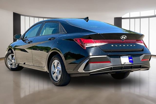 Used 2024 Hyundai Elantra SE FWD image 4