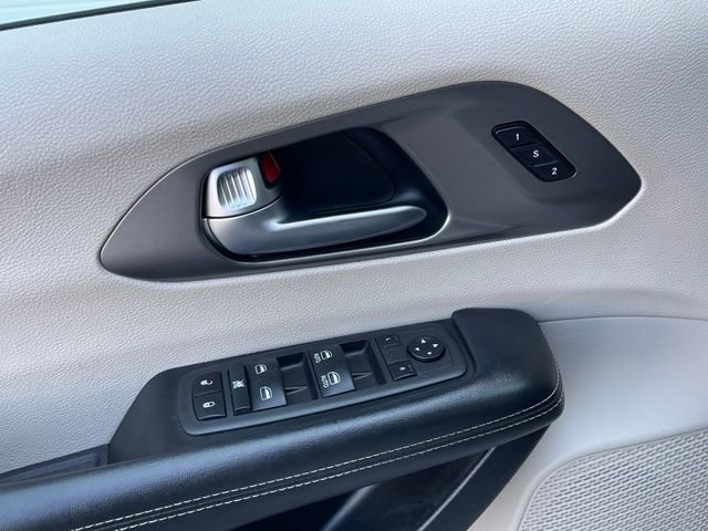 Used 2021 Chrysler Pacifica Touring-L FWD image 25