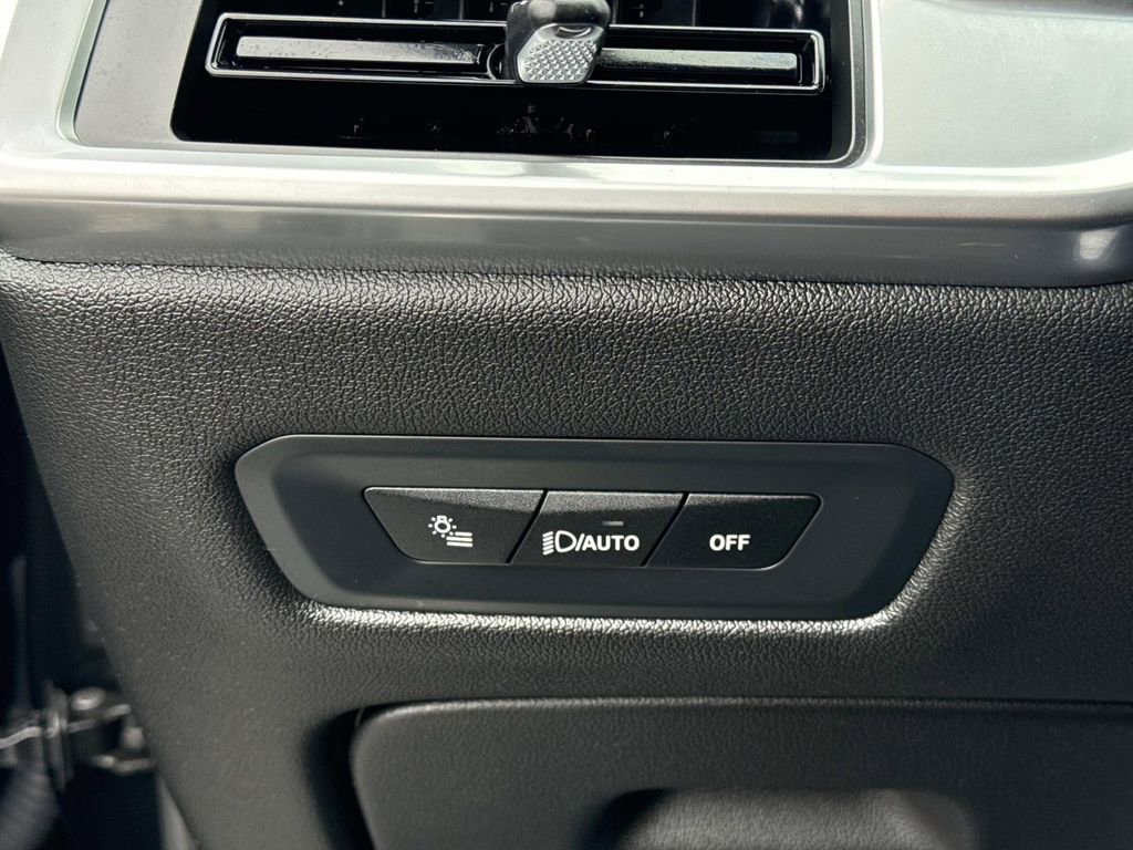 Used 2025 BMW X5 xDrive50e image 16