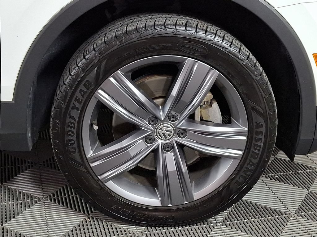Used 2020 Volkswagen Tiguan SEL AWD/4WD image 11