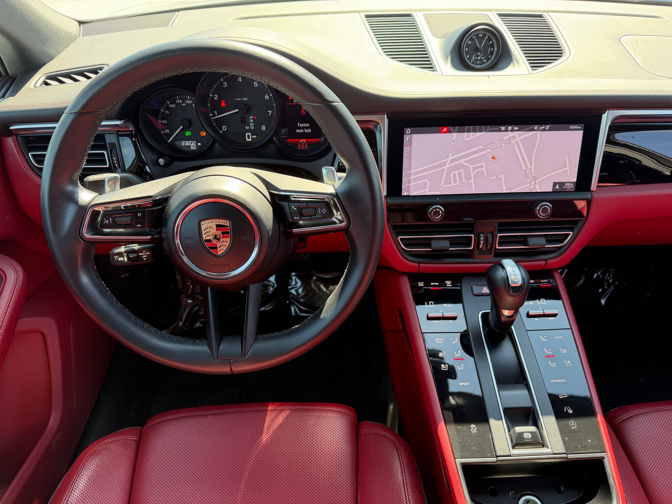 Certified 2023 Porsche Macan AWD/4WD image 28