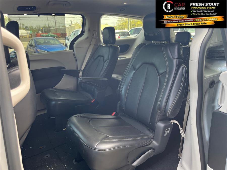 Used 2024 Chrysler Pacifica Touring-L image 34