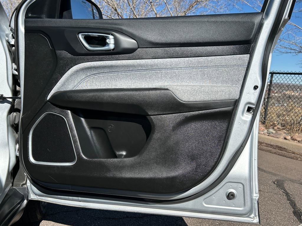 Used 2024 Jeep Compass Latitude image 28