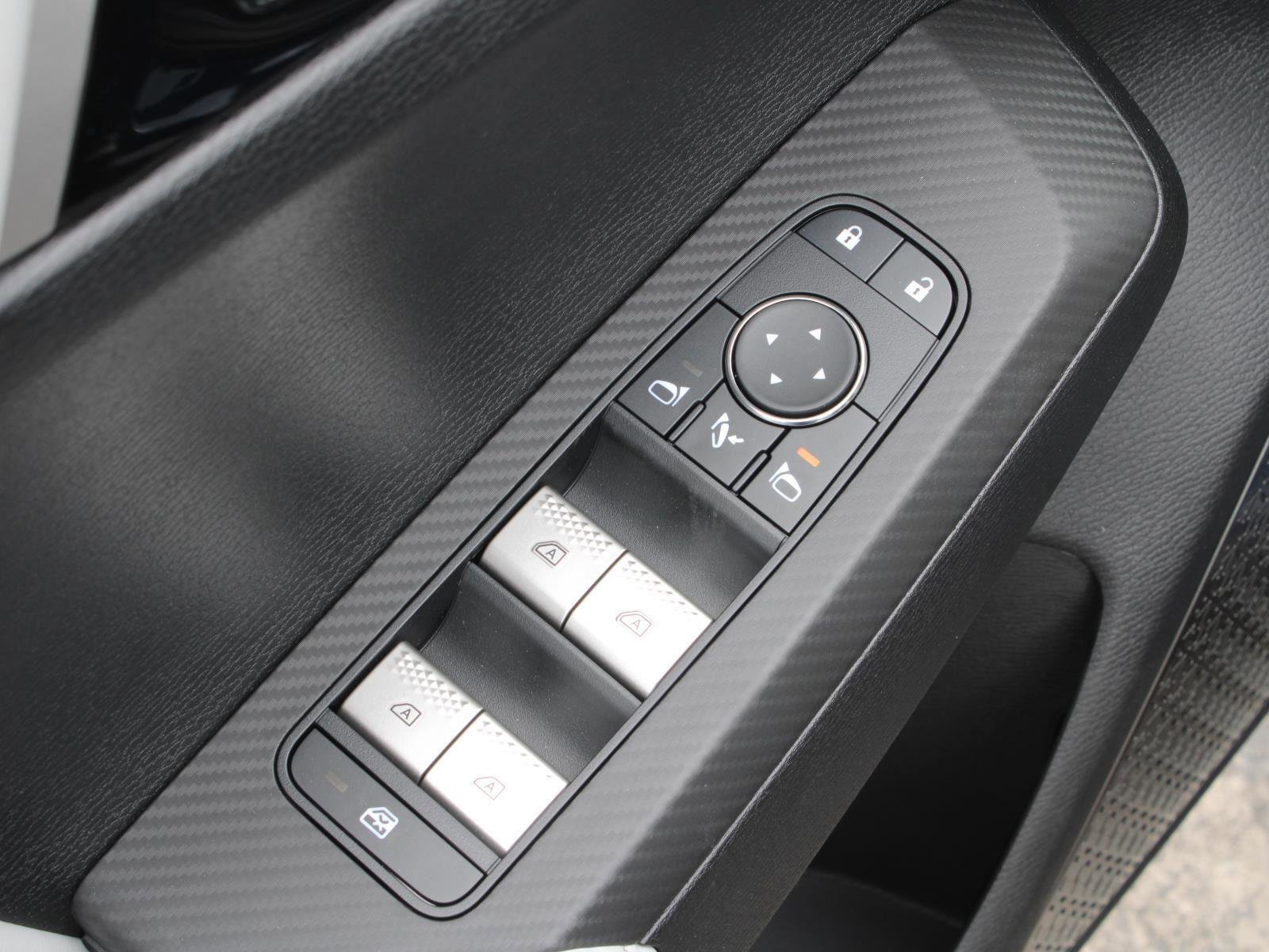 New 2025 Mitsubishi Outlander SE image 15