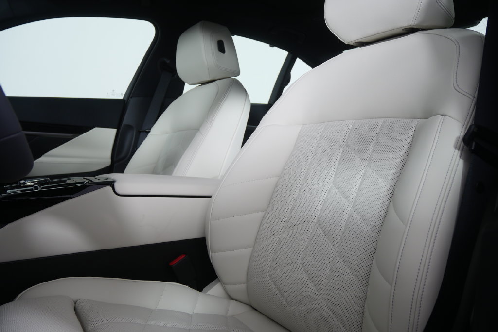 Used 2026 BMW 530i w/ Executive Package RWD image 11