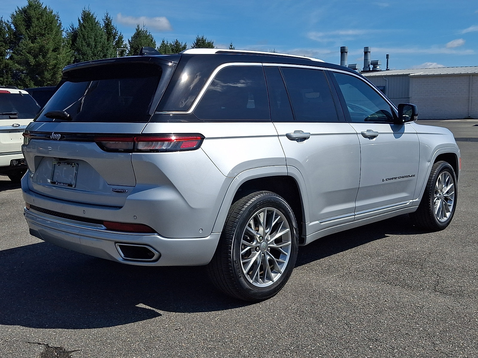 Used 2023 Jeep Grand Cherokee Summit AWD/4WD image 5