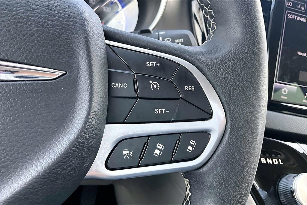 Used 2023 Chrysler Pacifica Touring-L image 17