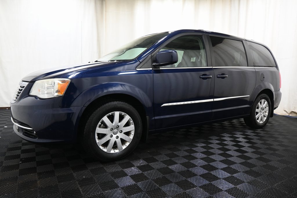 Used 2013 Chrysler Town & Country Touring image 5