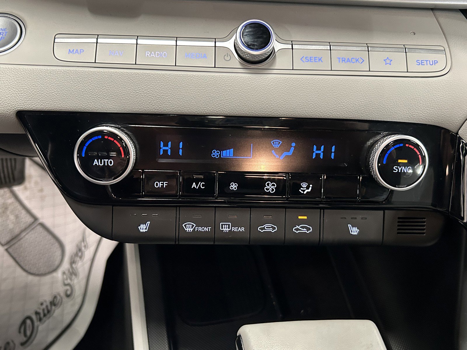 Used 2025 Hyundai Elantra Limited image 29