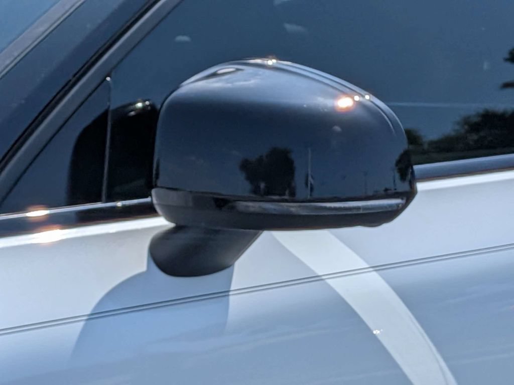 Used 2020 Volvo XC40 T4 R-Design FWD image 11