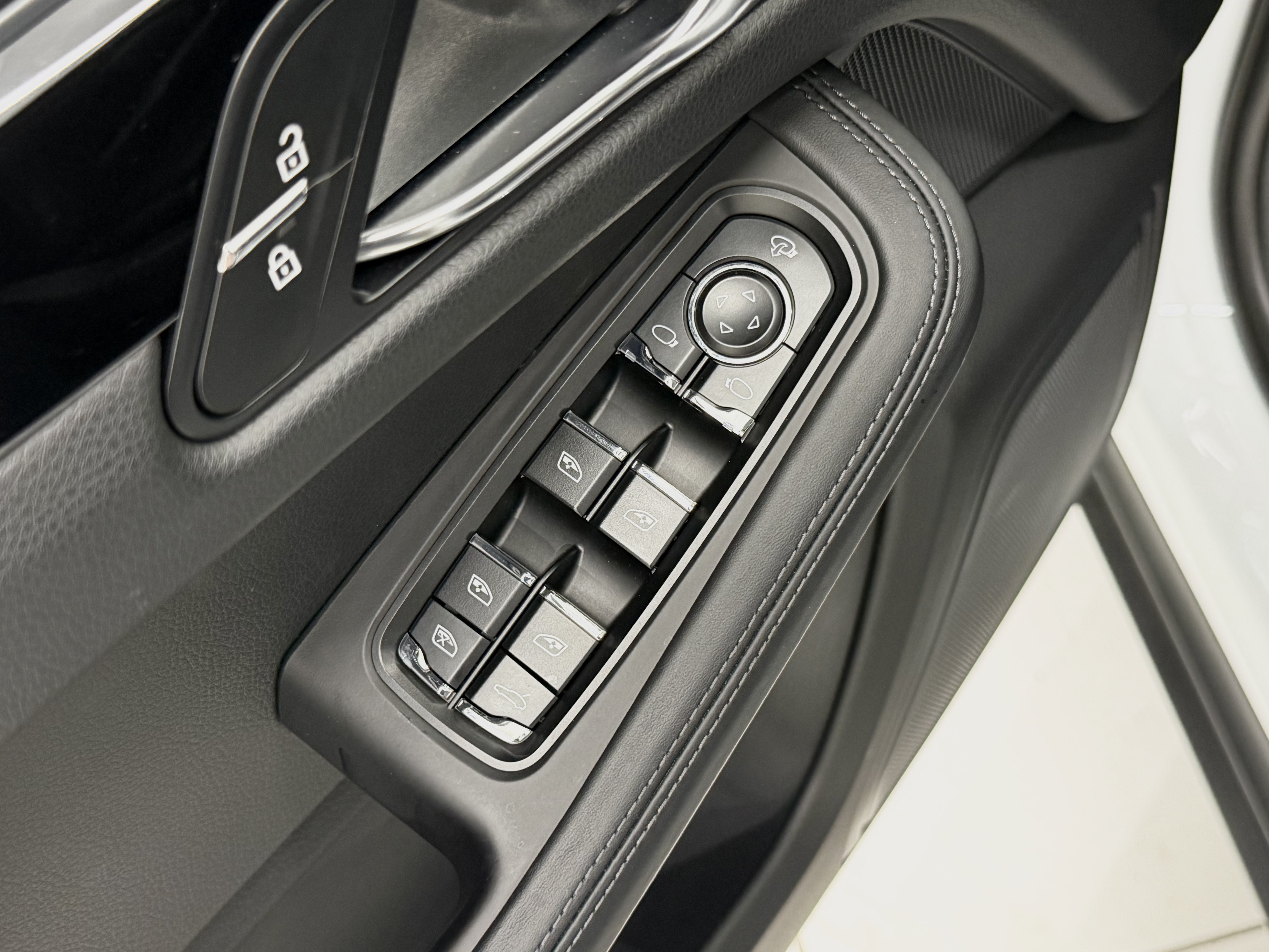 Certified 2024 Porsche Macan S AWD/4WD image 29