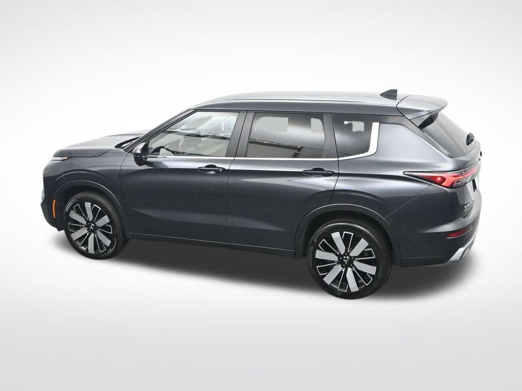 Used 2025 Mitsubishi Outlander SE image 31