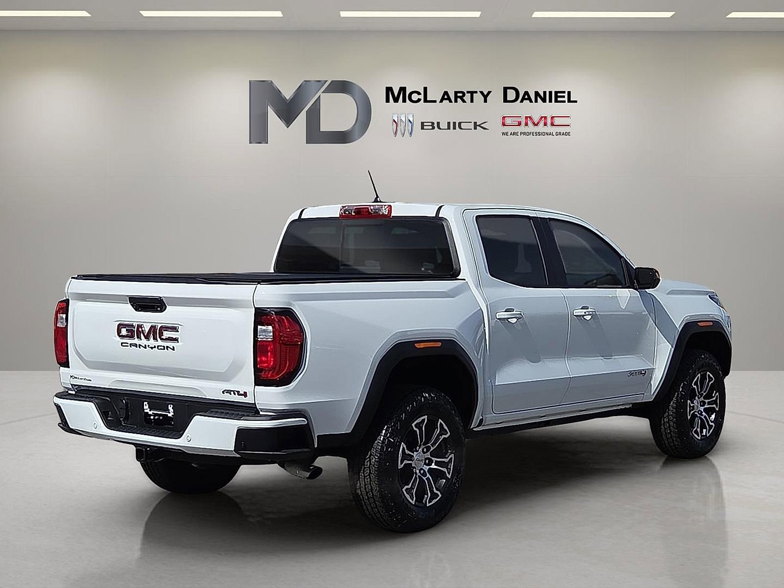 Used 2025 GMC Canyon AT4 image 5