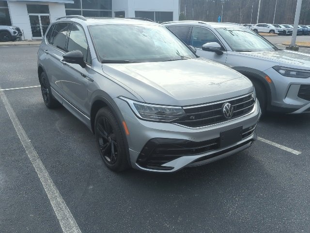Certified 2024 Volkswagen Tiguan SE R-Line image 1