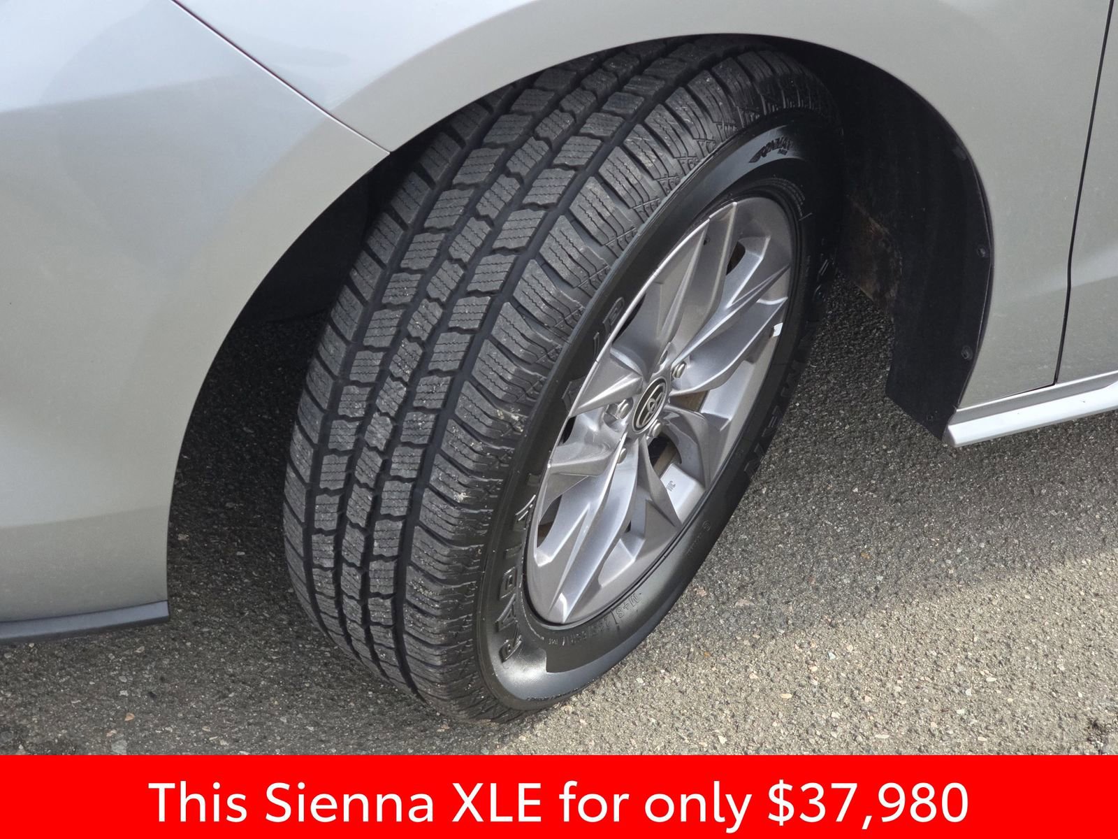 Used 2024 Toyota Sienna XLE image 43