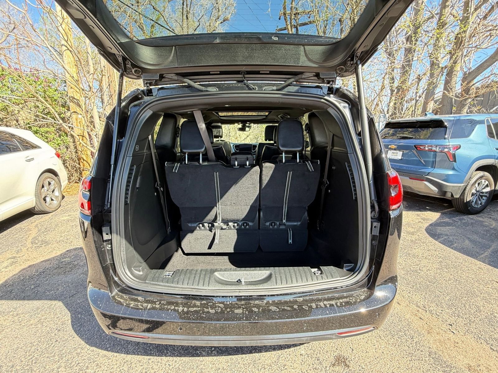 Used 2025 Chrysler Pacifica Limited image 31