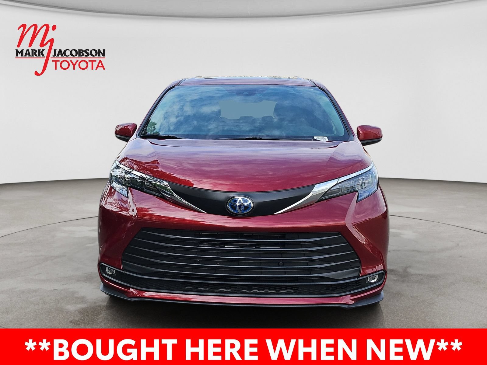 Used 2025 Toyota Sienna XLE FWD image 3