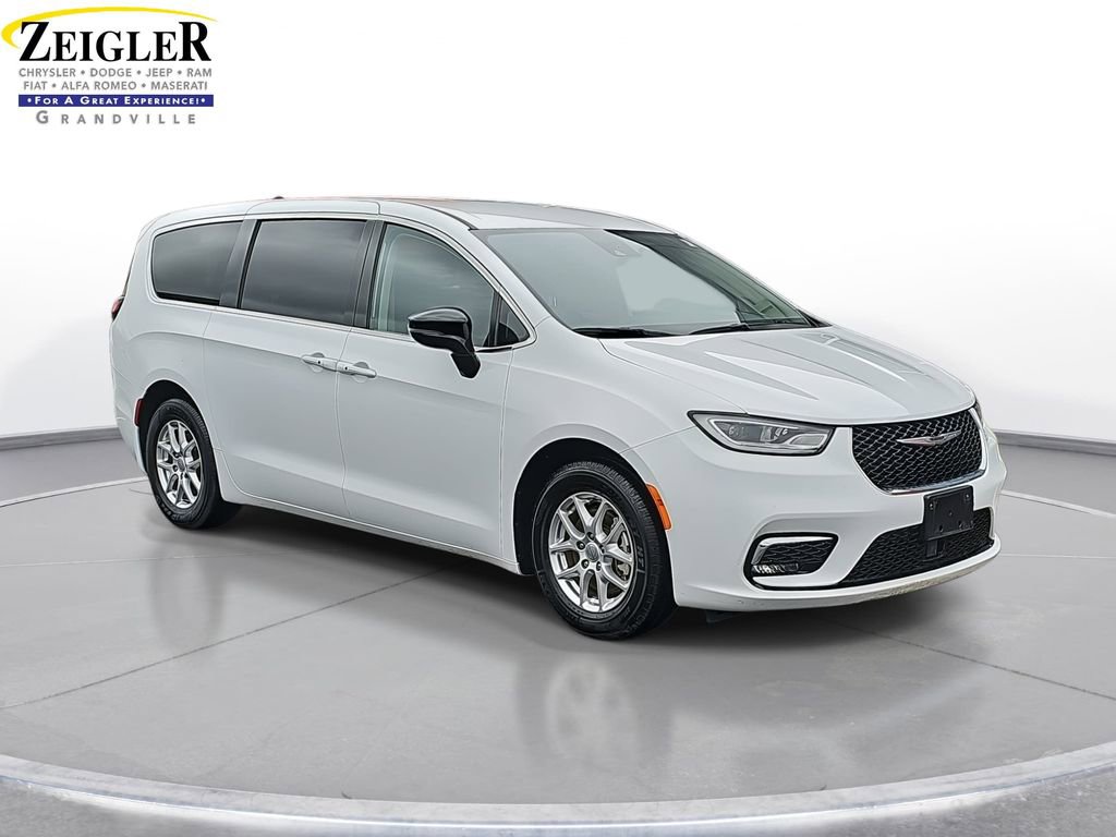 Used 2024 Chrysler Pacifica Touring-L FWD image 3