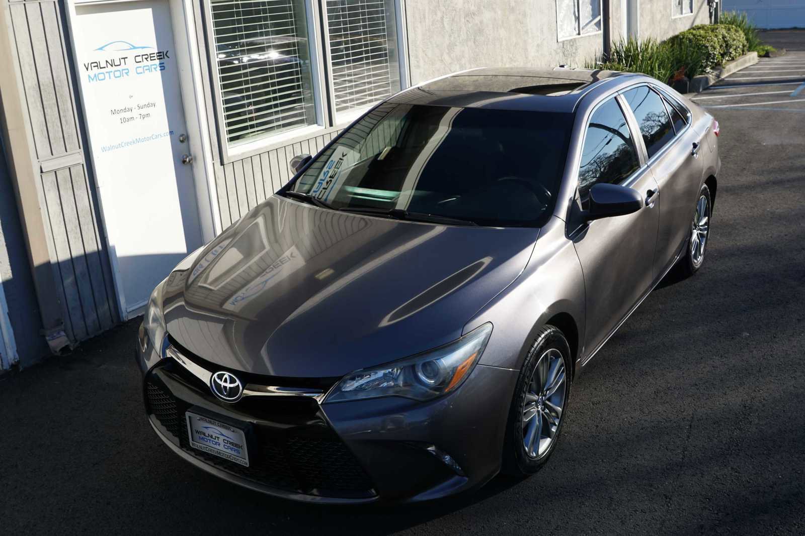 Used 2017 Toyota Camry SE w/ Moonroof Package image 4