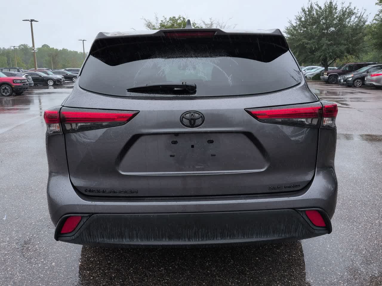 Certified 2021 Toyota Highlander XLE AWD/4WD image 5