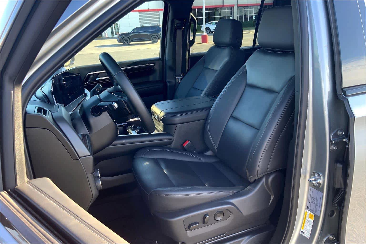 Used 2025 Chevrolet Suburban Z71 AWD/4WD image 8