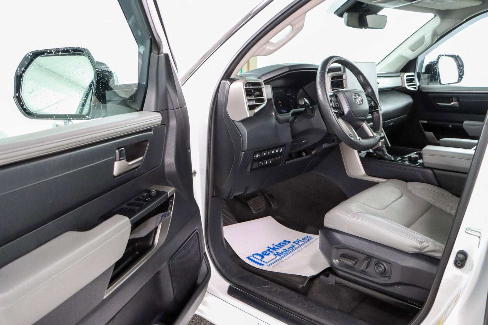 Used 2023 Toyota Tundra Limited w/ Power Package AWD/4WD image 3