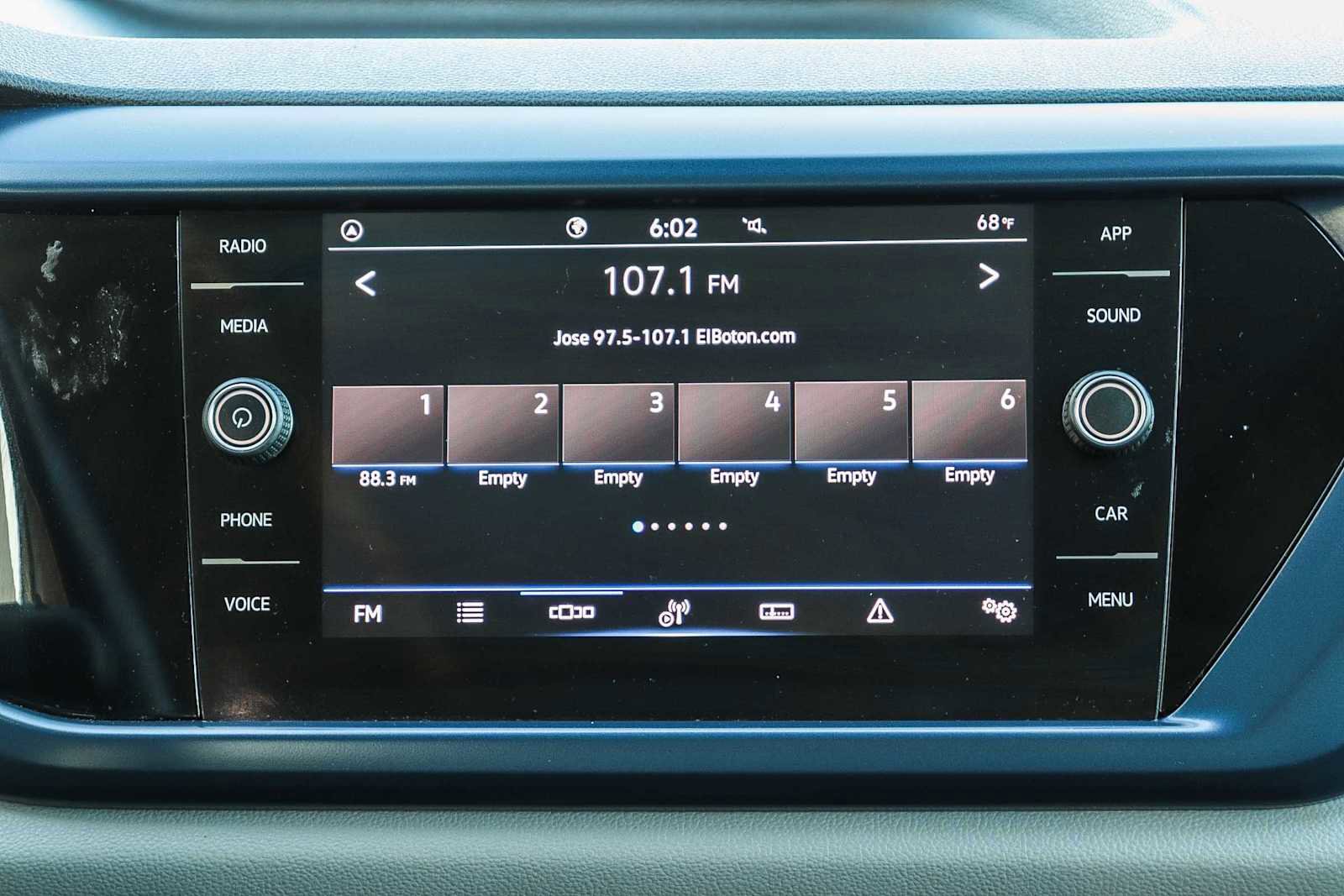 Used 2022 Volkswagen Taos SE image 15