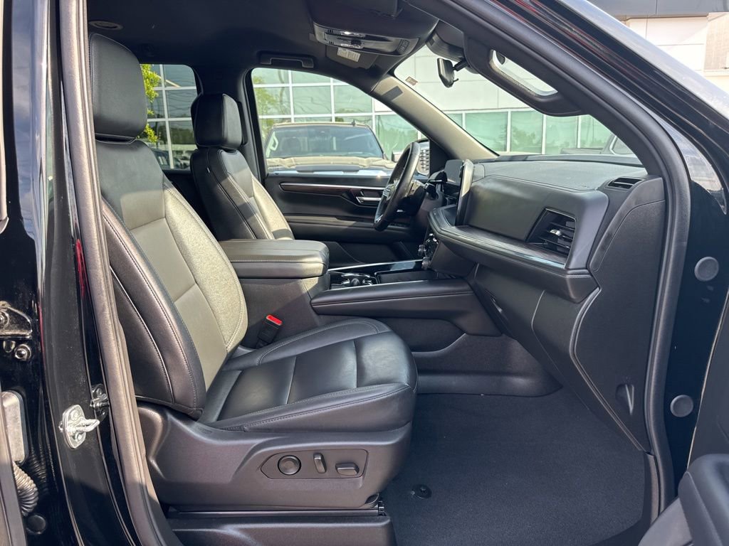 Used 2025 Chevrolet Tahoe LT AWD/4WD image 16