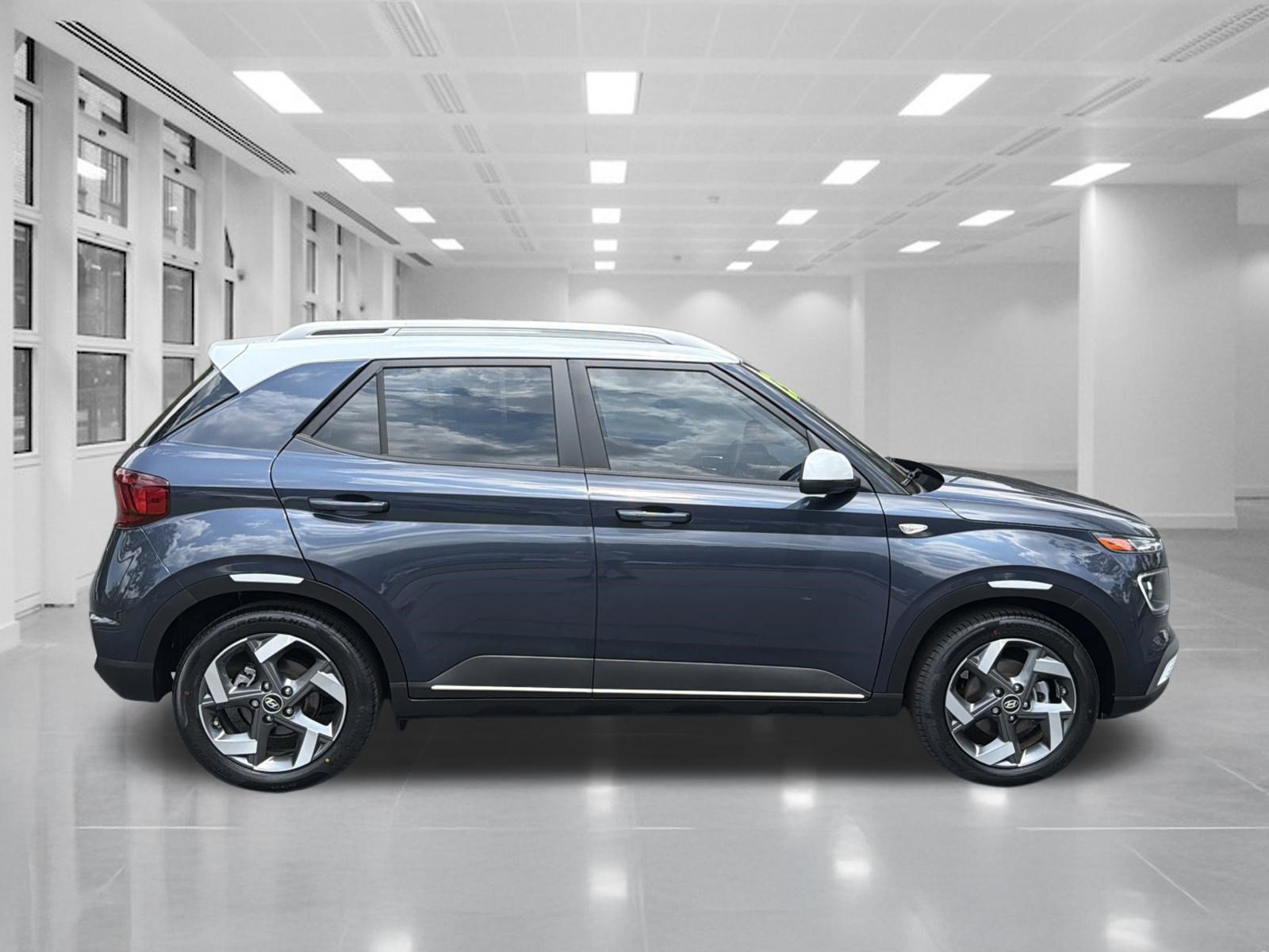 Used 2023 Hyundai Venue Limited FWD image 4