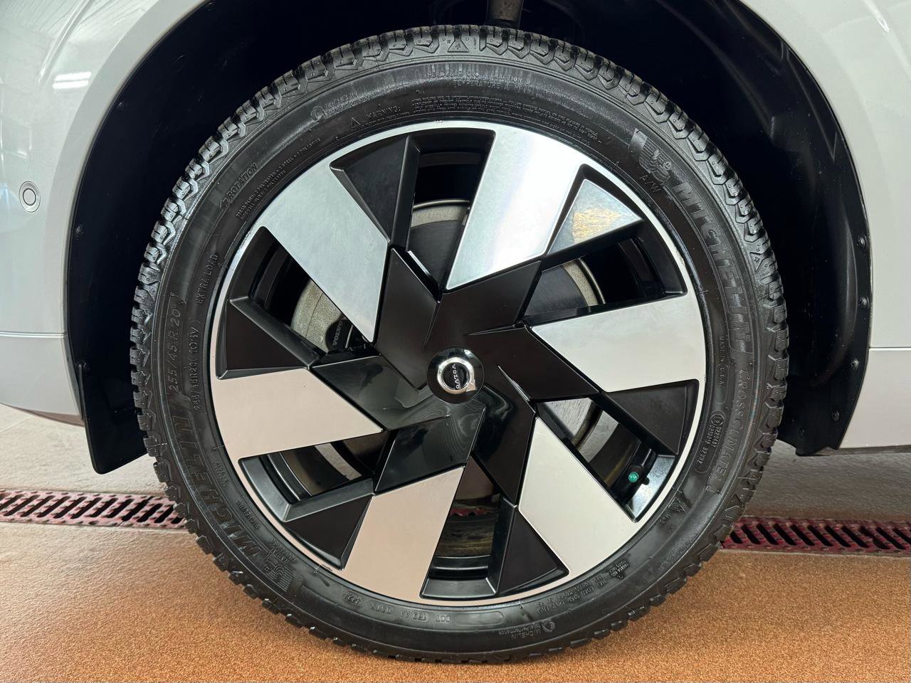 Used 2023 Volvo XC60 T8 Plus w/ Climate Package image 8