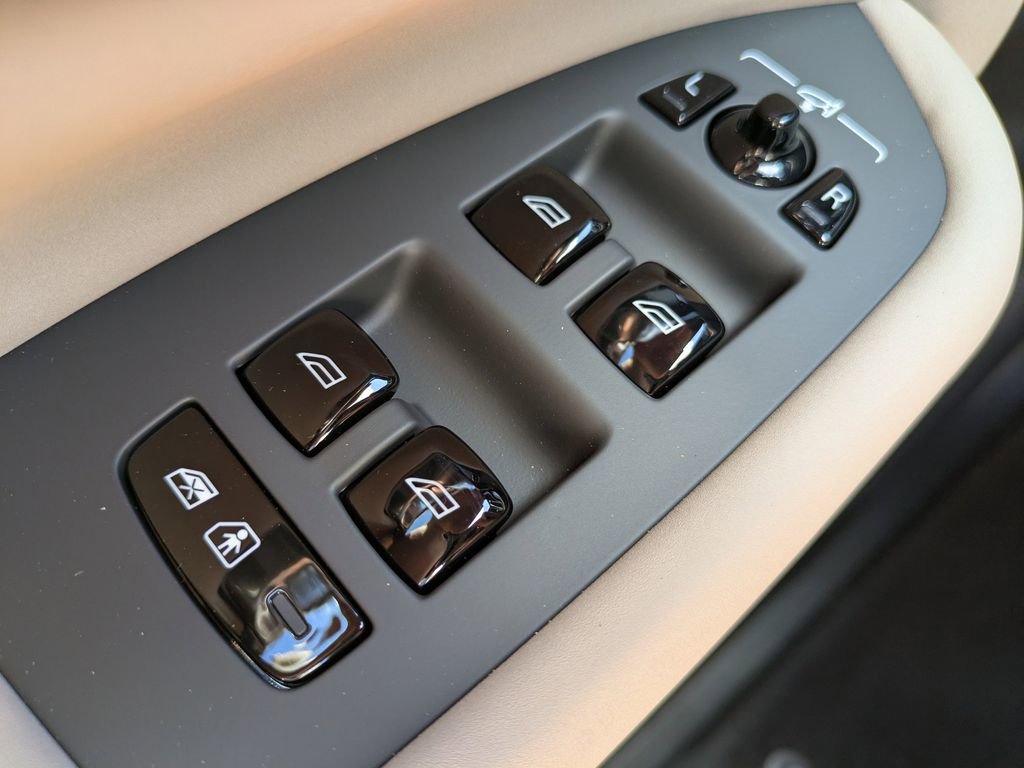 New 2026 Volvo XC90 B6 Core image 24