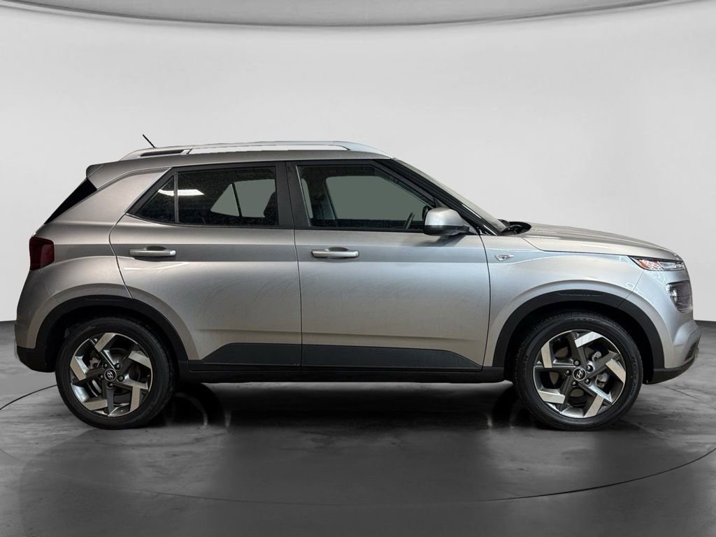 Used 2023 Hyundai Venue SEL FWD image 3