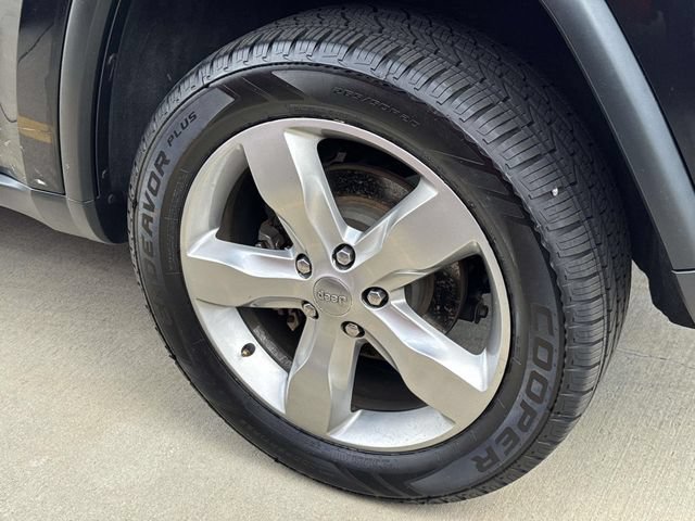 Used 2012 Jeep Grand Cherokee Overland w/ Trailer Tow Group RWD image 4