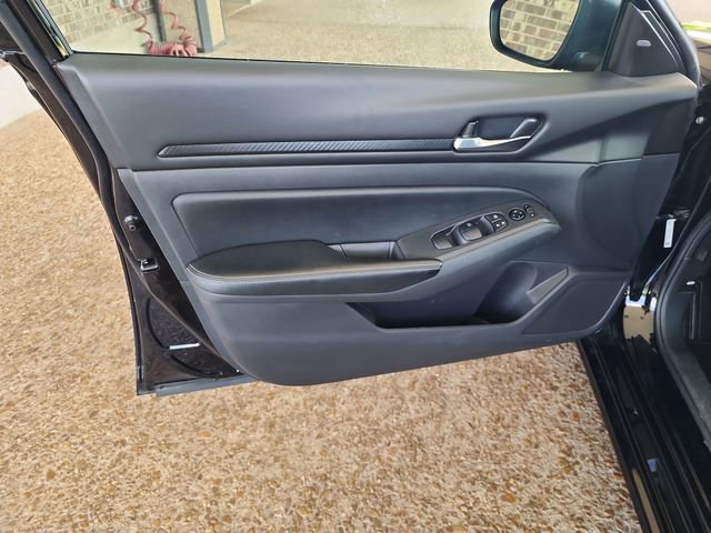 Used 2025 Nissan Altima 2.5 SV FWD image 9