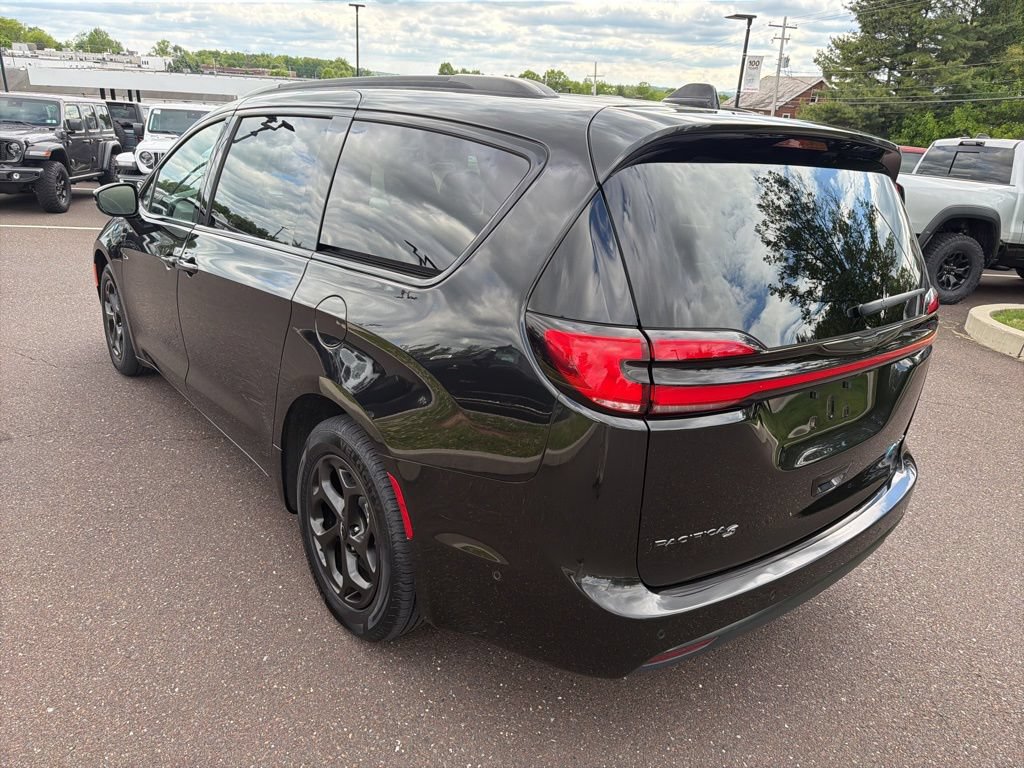 Used 2024 Chrysler Pacifica Premium FWD image 4
