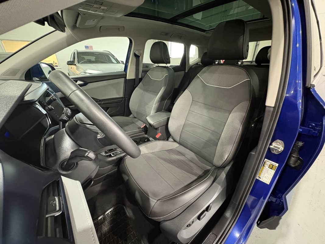 Used 2024 Volkswagen Taos SE w/ Panoramic Sunroof Package FWD image 9