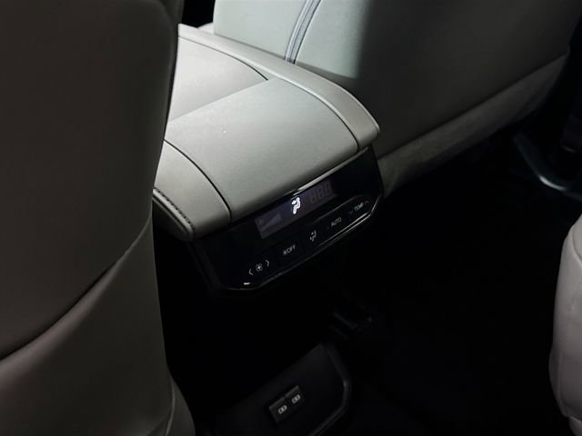 Used 2023 Toyota Highlander XLE AWD/4WD image 26