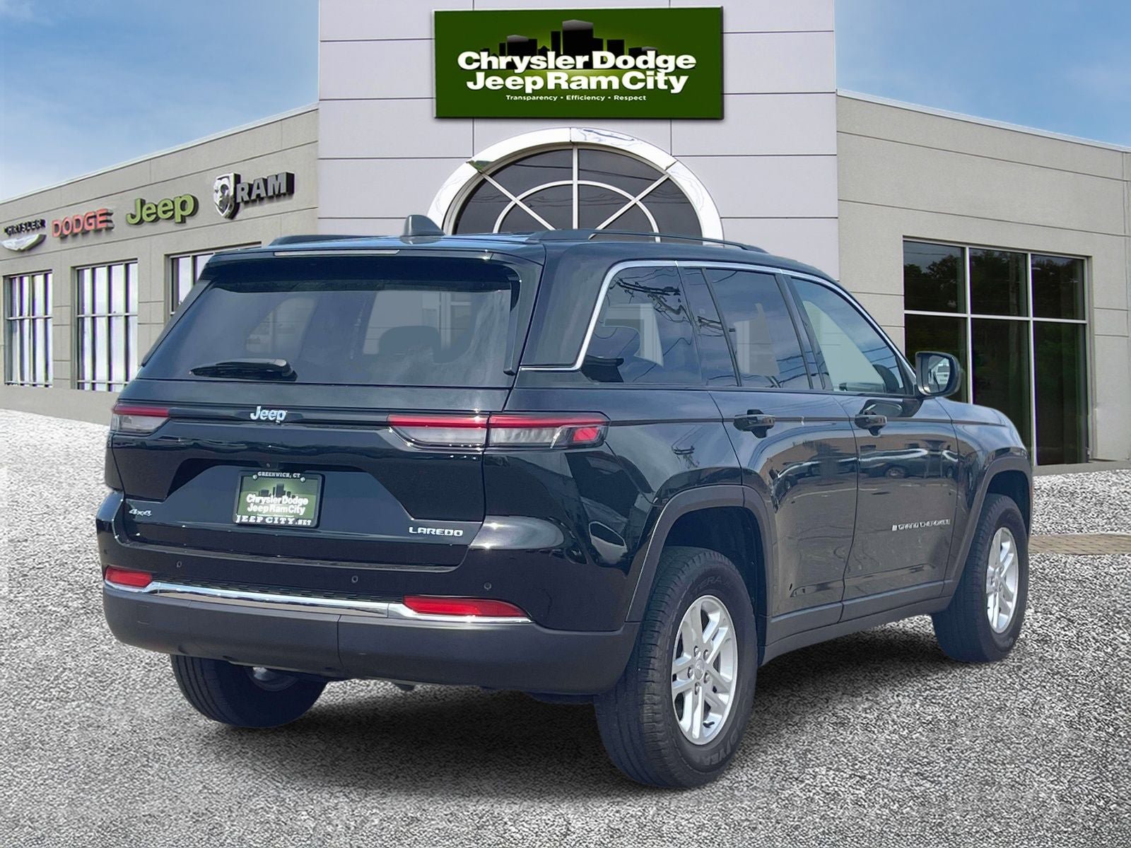 Used 2023 Jeep Grand Cherokee Laredo AWD/4WD image 6
