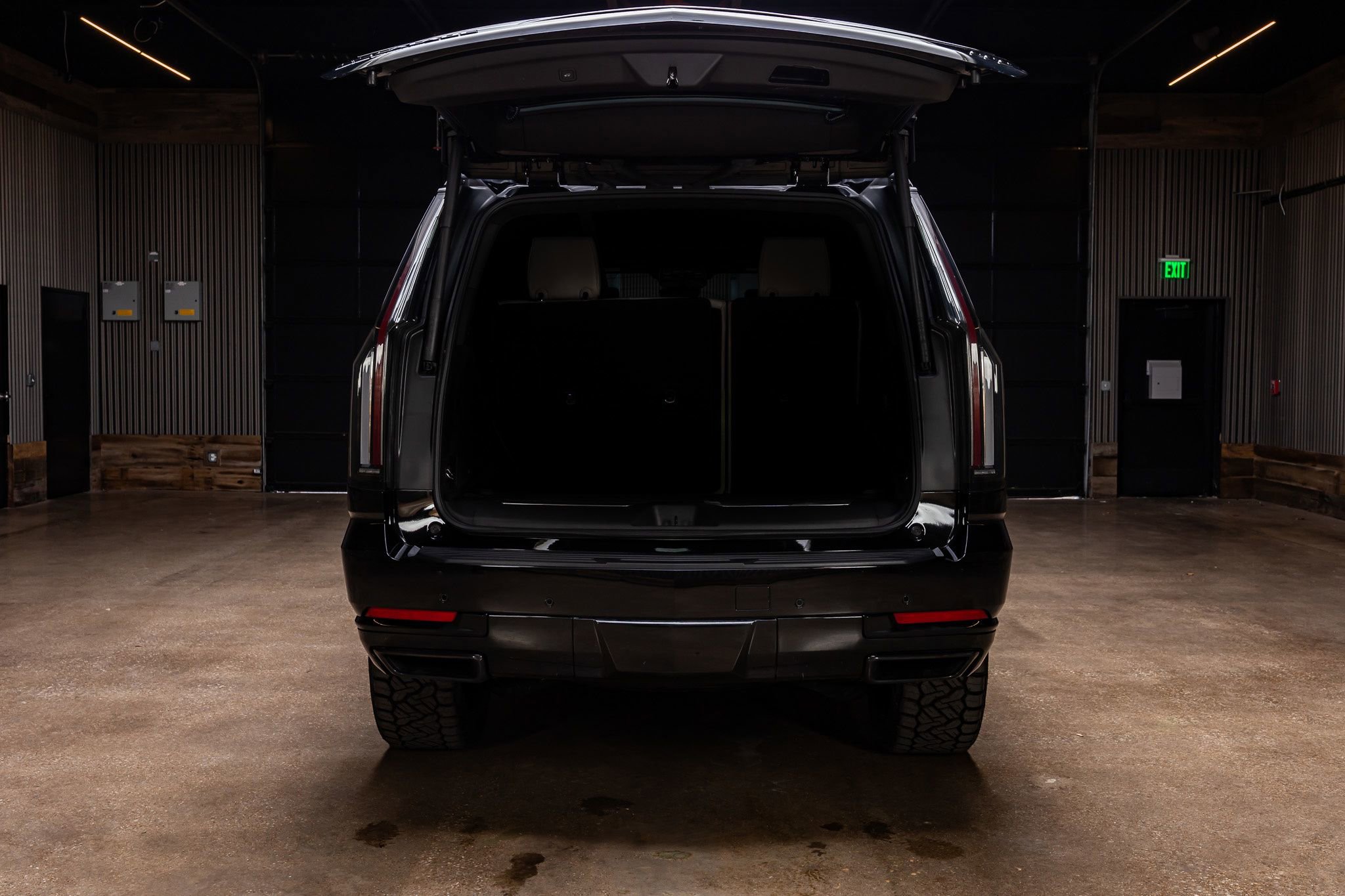 Used 2025 Cadillac Escalade ESV Sport Platinum w/ LPO, ONYX Package image 9